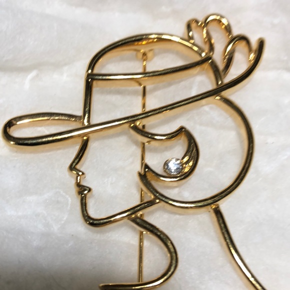 Lady with hat pin - Picture 4 of 4